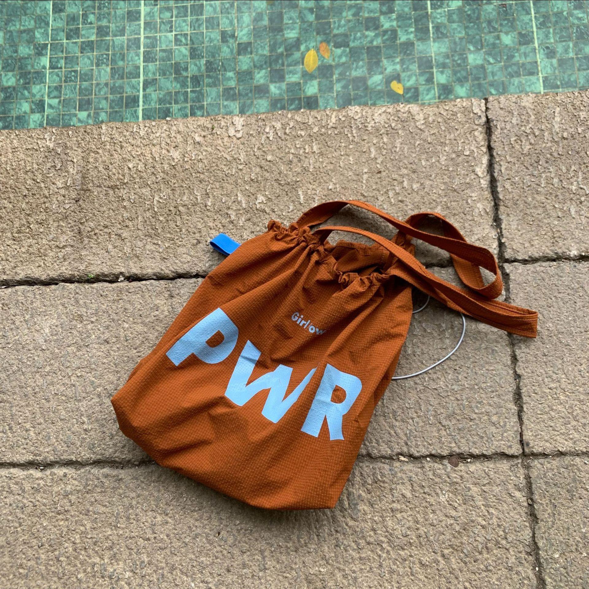 

Large Capacity Bag, Women s Single Shoulder Drawstring Design, Letter Printed Nylon Retro Casual Versatile Bucket Bag коричневый