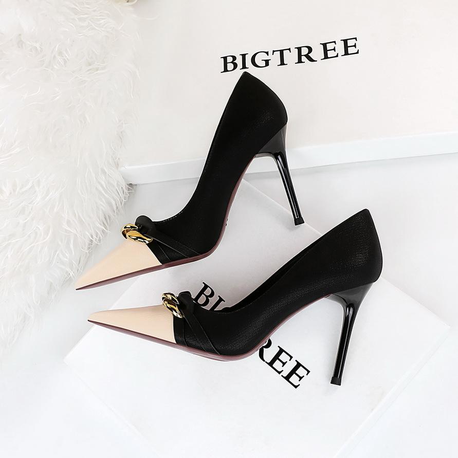 Banchet de damă cu tocuri înalte, tăiat lejer, blocaj de culoare, lanț metalic ascuțit, pantofi decorativi individuali