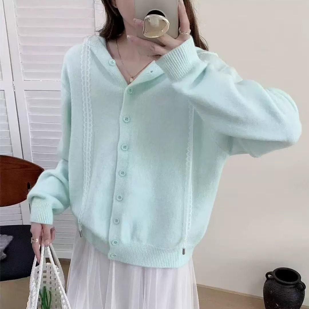

Корейская версия однотонного кружевного вязаного кардигана с капюшоном для женщин на осень и зиму 2025, новый нежный стиль, свободная и стройнящая куртка-свитер One size fits all светло-синий