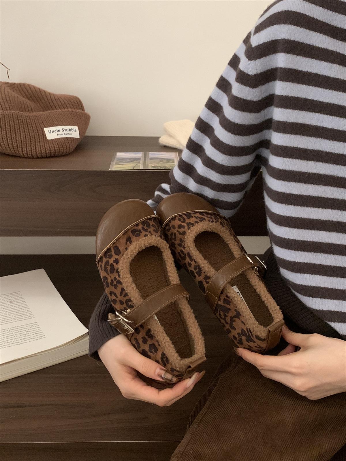

Literary and retro square head velvet flat-bottomed small single shoes in autumn and winter with lamb wool to keep warm and fluffy Mary Jane shoes 39 леопардовый