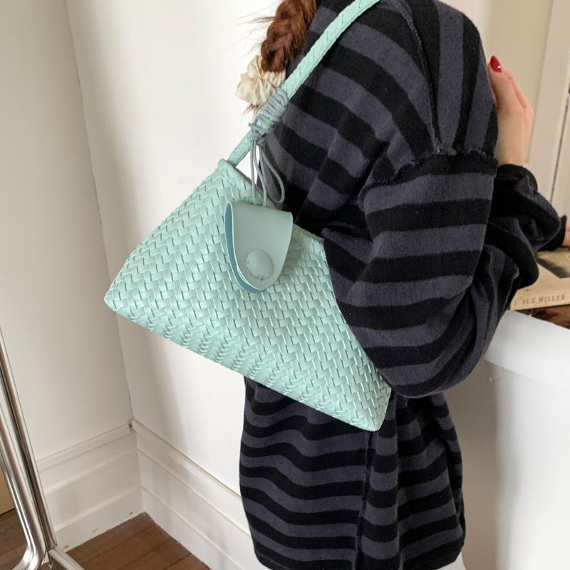 Niche Design Bag Women's 2025 New Popular Fashion Summer Shoulder Bag Super Popular Commuter Armpit Bag