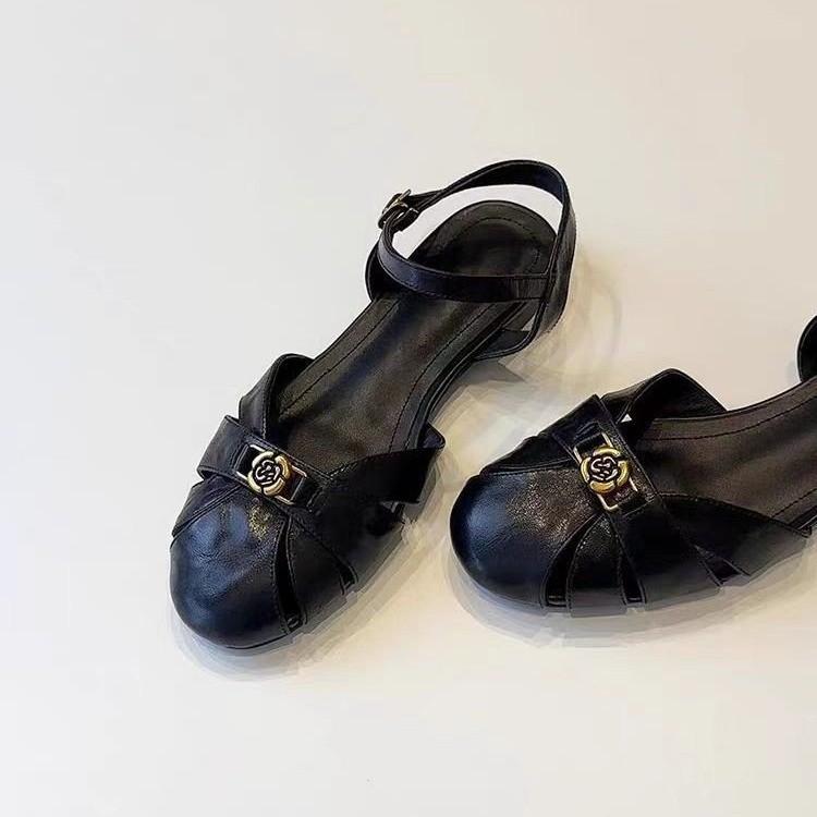 2025 summer new French hollow casual one-word sandals women's round head versatile retro camellia Roman shoes