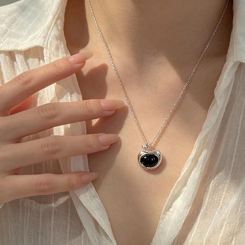Collier Pomme Incrusté d'Agate Coréenne: Chaîne de clavicule élégante et polyvalente pour femmes