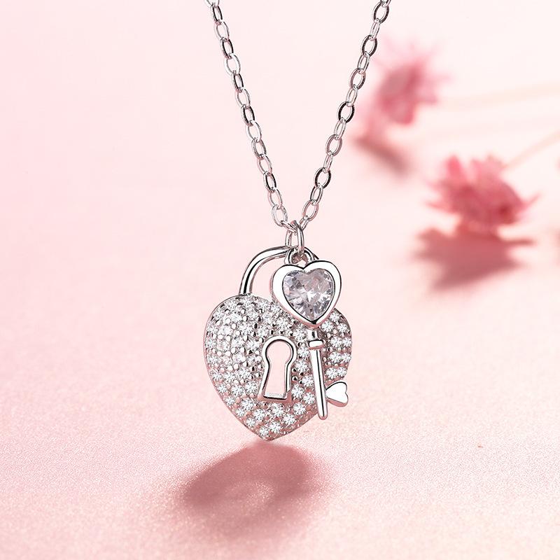 Naszyjnik z kluczem miłości wysadzany diamentami damski kreatywny wszechstronny łańcuszek na obojczyk lekki luksus niszowy biżuteria w trendzie ins