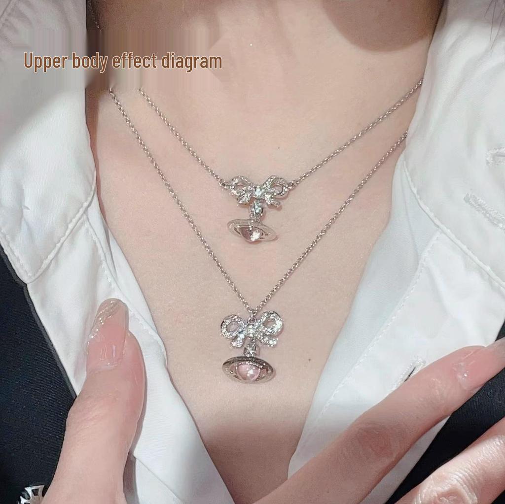 Vivienne Westwood Rosa rosett Orb halsband: Damernas Högkvalitativa 3D Saturnus Nyckelbenskedja med Basketbollberlock.