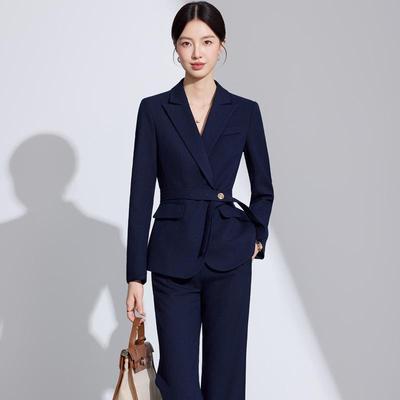 Elegant Women's Long-Sleeve Blazer Suit: Modern, Luxurious, Slimming, Casual, Perfect for Workplace or Event Hosting.