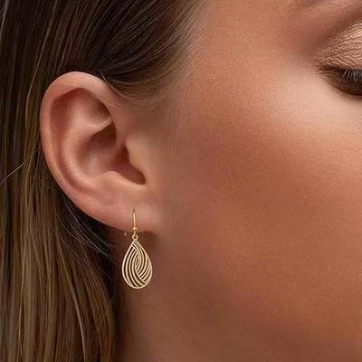 Orecchini a Foglia Metallici Multi-Strato Europei e Americani - Design Creativo a Spirale, Forato