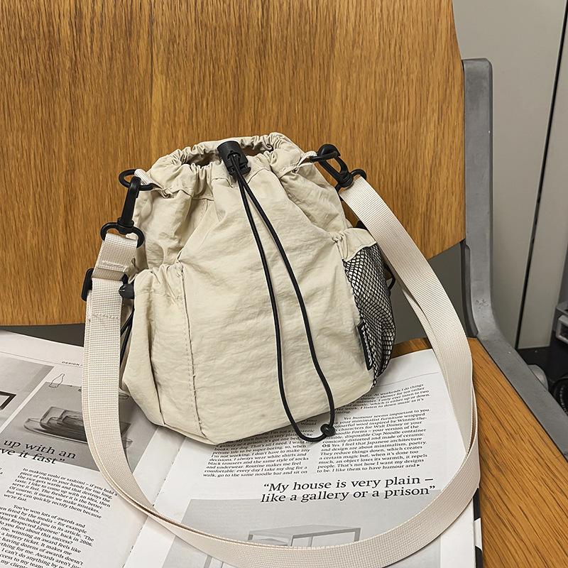 

Популярные маленькие сумки женские осень и зима новая нишевая сумка-мессенджер на шнурке сумка-ведро белый