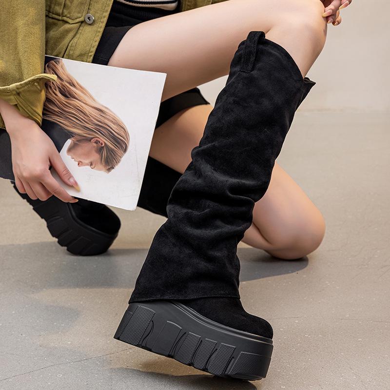 

Женские замшевые ботильоны на высокой платформе с драпировкой, на толстой подошве и со скрытым увеличением высоты, Осень/Зима 2025 33