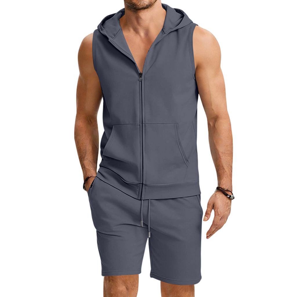 Herrväst med dragkedja och huva, ärmlös, samt shorts. Lätt, ledig, atletisk träningsdräkt. Sommaroutfit för utomhusaktiviteter.