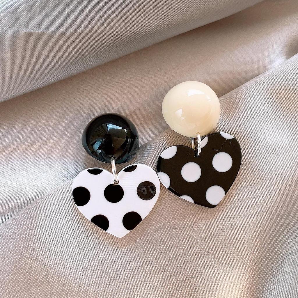 Asymmetrische Zwart-Witte Polka Dot Hart Hanger Oorbellen voor Dames - Stijlvol, Uniek Ontwerp, Opvallende Accessoires