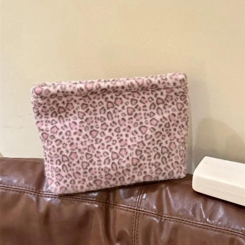 

Autumn Winter Leopard Print Makeup Bag Pink Plush Organizer Large Capacity Cosmetic Toilety Pouch Hand Carry Clutch for Women розовый