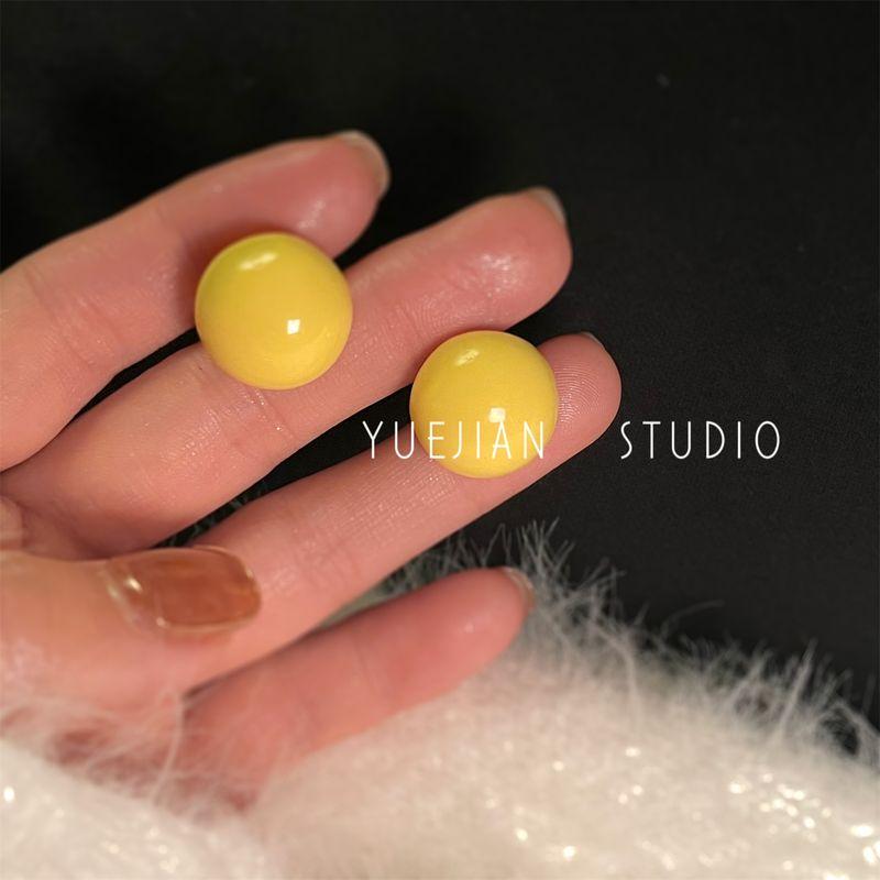 

Candy-Colored Yuejian Balls Cute Earrings A pair of turmeric ear needles