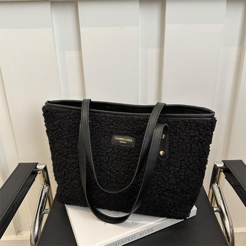Plush bag women's 2025 autumn and winter new trendy fluffy shoulder underarm bag large capacity soft surface commuter tote bag