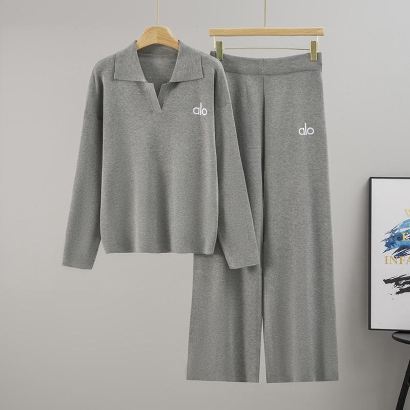 

Новый дизайн минималистичного вязаного спортивного костюма включает в себя повседневный топ с лацканами и брюки. one size серый