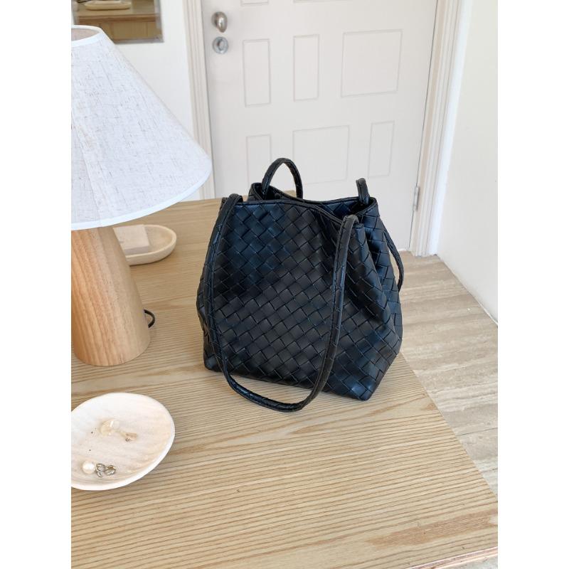 Retro Woven Bag Niche Design High-end Sense New Women's Shoulder Bag Versatile Fashion Bucket Bag Women
