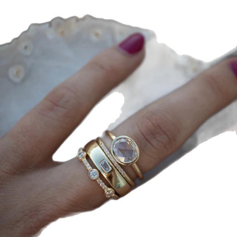 Verbundring-Set aus vier Teilen mit gold gefasstem Zirkonia. Einfacher und einzigartiger Damenring.