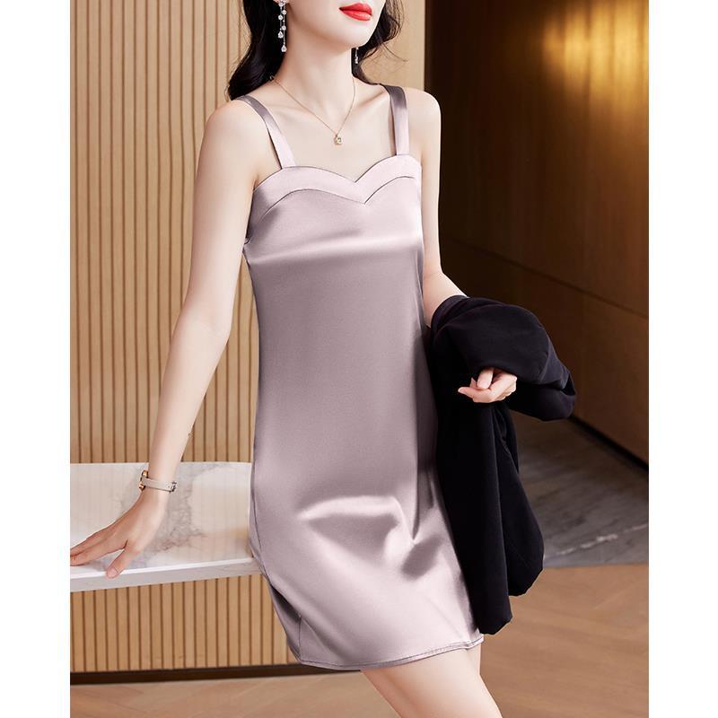 Dámské saténové camisole šaty na jaro/léto 2024 - francouzský design