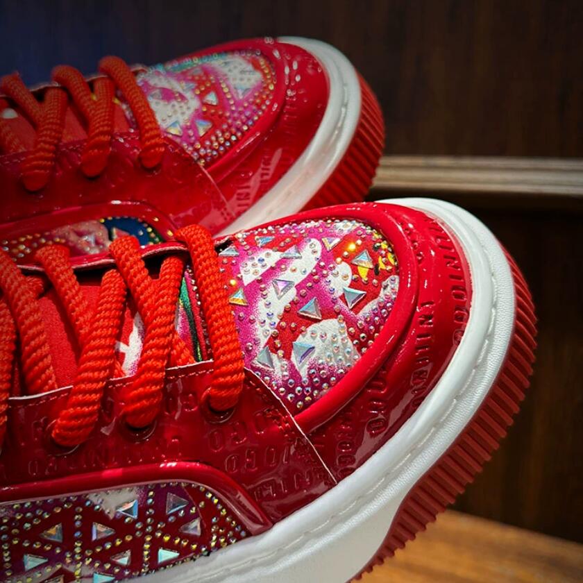 Die beliebten Herrenschuhe sind voll von Diamant-Board-Schuhen, Friseur-Schuhen und Bühnen-Stoffschuhen mit A11-Aufdruck