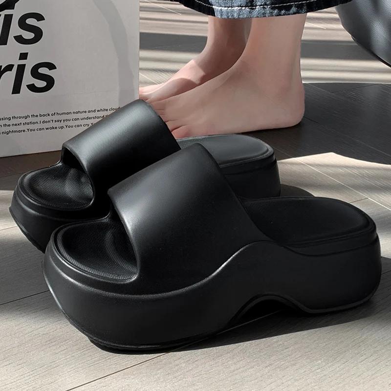 

YNPO однотонные тапочки из ЭВА на платформе женские толстые нескользящие пляжные шлепанцы сандалии женские летние тапочки на мягкой танкетке 38-39 чёрный