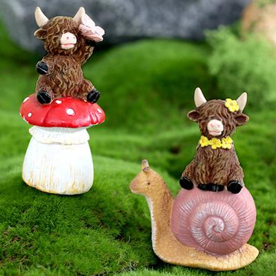 Garden Highland Cow Figurine Resin Highland Cow On Mushroom/Snail/Frog Statue for Patio Balcony Lawn Yard Decor