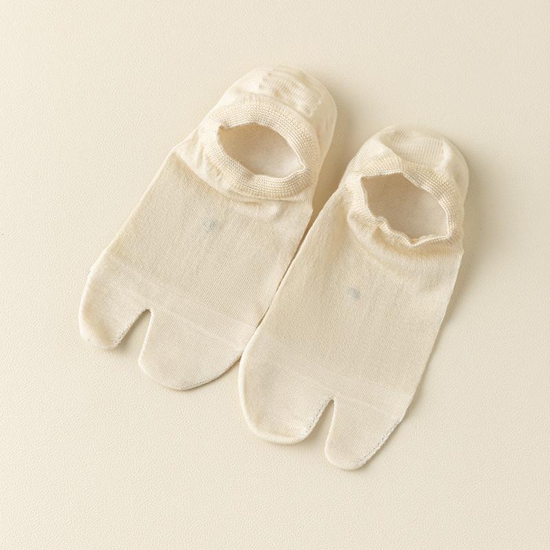 Silk Stockings for Children with Two Toes, Boat-shaped, with Mesh Design for Ventilation, Anti-odor and Sweat Absorption.