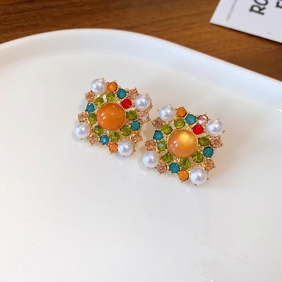 Silberne Schmetterlings- und Perlenohrringe - Elegante Sommermode für Frauen