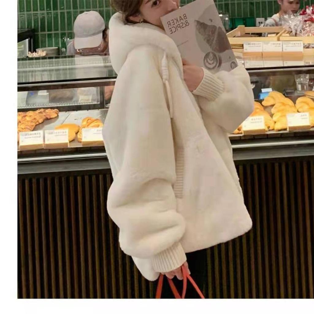 Women's Autumn and Winter plush fashion warm lamb fur jacket with Faux Otter fur hood, loose coat jacket