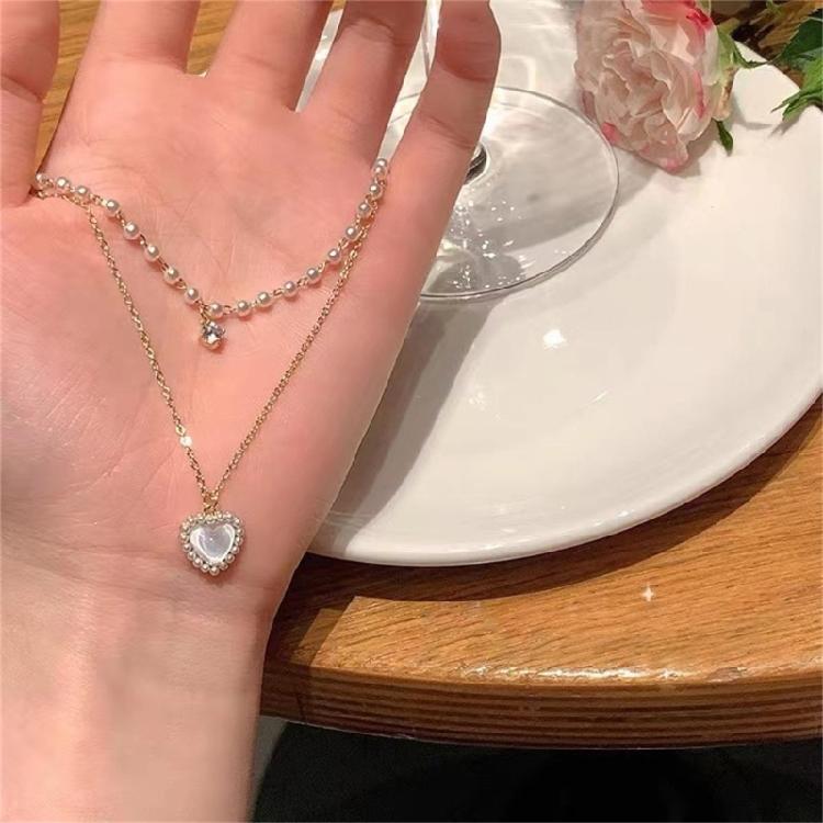 Love Heart Pendant Necklace with Pearls Women Neck Jewelry Alloy Texture Beads Necklace Suitable for Parties and Wedding