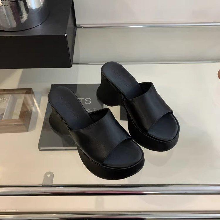 

Тапочки на толстой подошве и высоком каблуке, женская летняя одежда, корейская версия новых однотонных тапочек с подошвой «маффин», повседневные классные тапочки, женская обувь «прилив» 36 чёрный