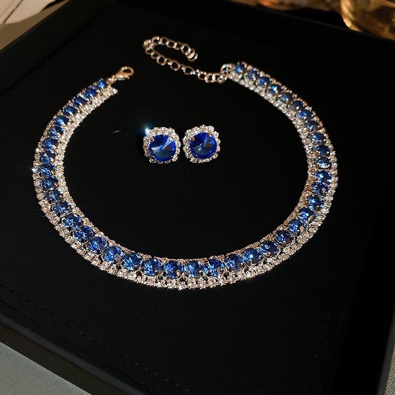 Quadratisches Ohrstecker- und Halsketten-Set mit Diamanten - ein schickes, luxuriöses und hochwertiges zweiteiliges Set mit exquisiter Eleganz