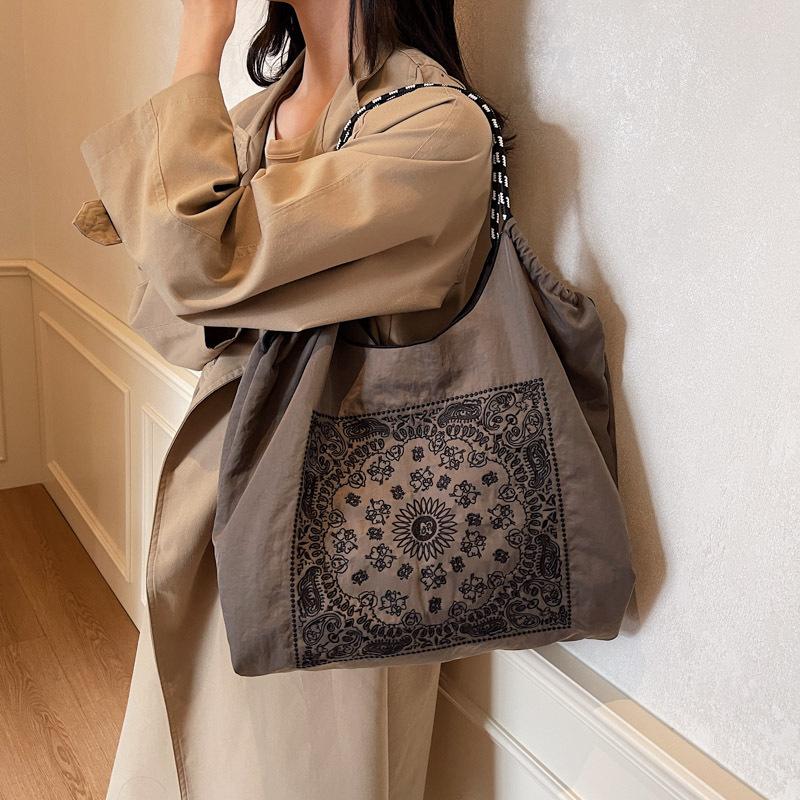 Retro fashion portable large-capacity bag women's 2025 new autumn and winter ethnic style tote bag feeling shoulder bag