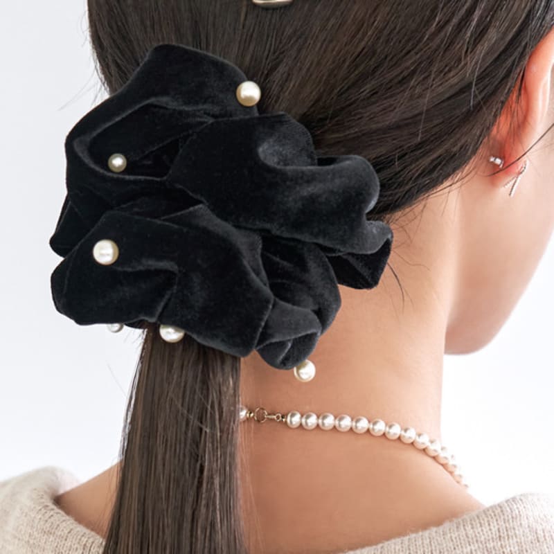 POSTLUDE VELVET 2 PEARL SCRUNCHIE (2 COLORS)