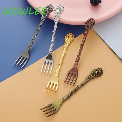 Lot de 2 fourchettes à dessert et à fruits européennes en acier inoxydable, à long manche, pour gâteaux, collations, vaisselle en relief, fourchette à salade, ustensiles de cuisine
