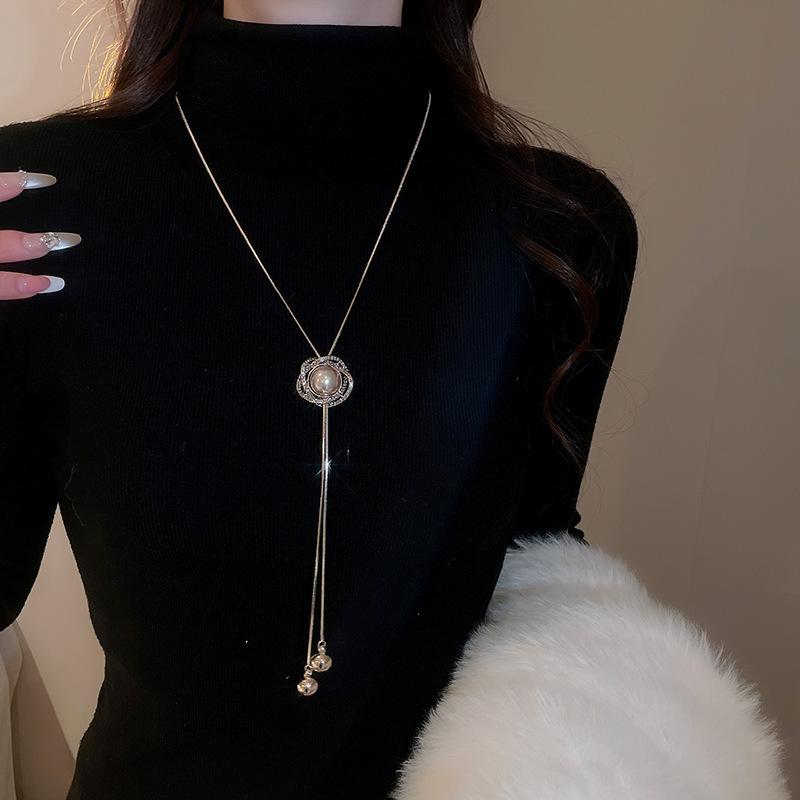 Simple butterfly adjustable necklace niche versatile light luxury sweater chain women's high-end fashion temperament jewelry