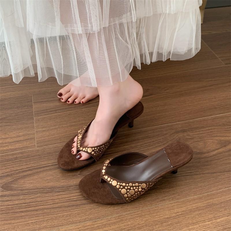 

Лето 2025 новые модные шлепанцы с перемычкой для пальца в стиле Spice Girl, женские, с ветром, с декоративными заклепками, на высоком каблуке, женские 42 коричневый