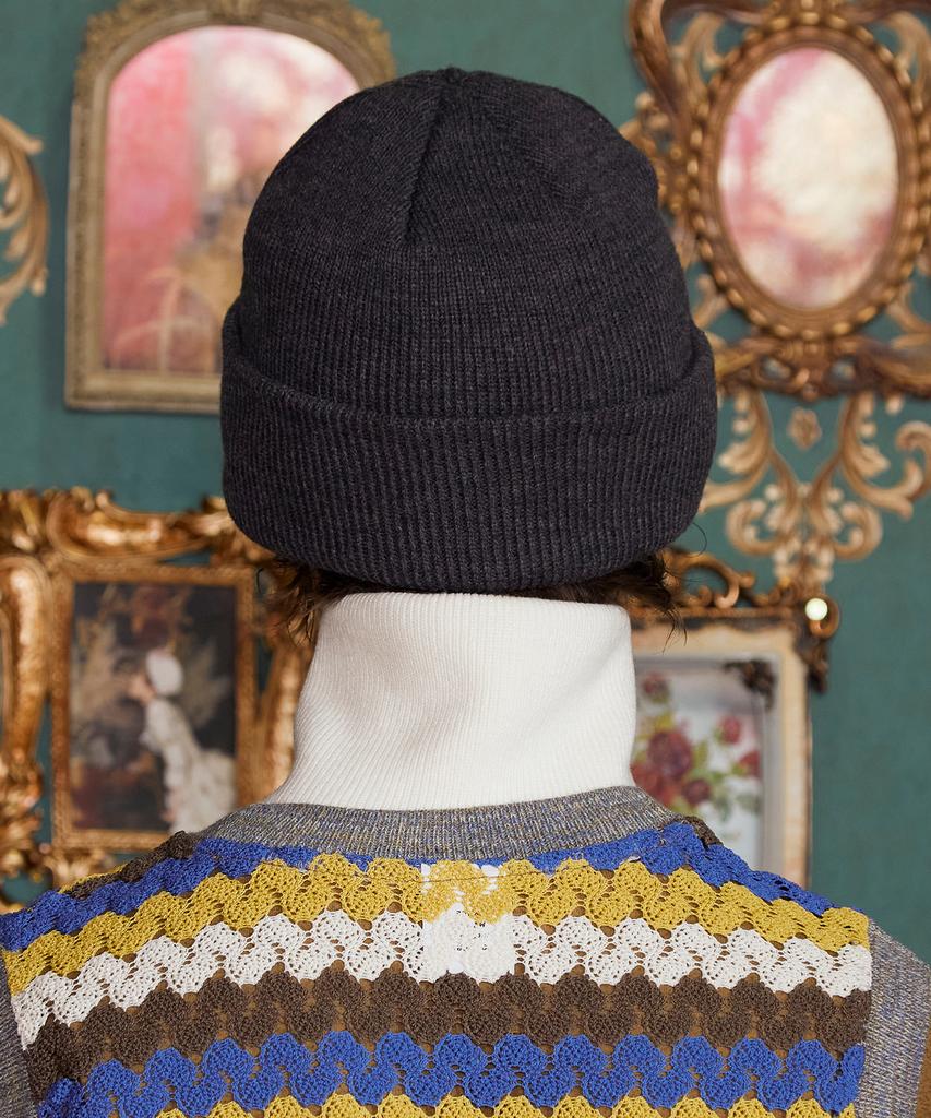UNALLOYED Flower Beanie / Charcoal