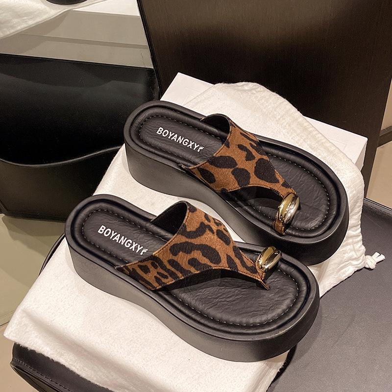 2025 Summer New Flat-bottomed Beach Cover Toe Small Cool Slippers Wear Fashion Casual Versatile Slippers Women's Shoes