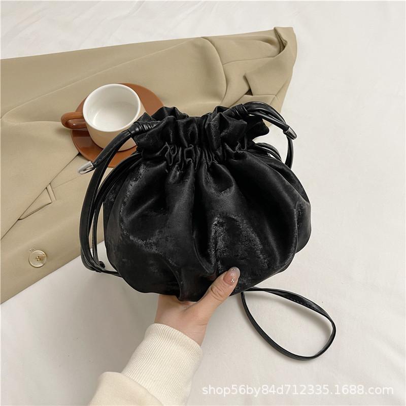 Hochwertige Textur kleine Tasche Damen 2025 neue Mode Strass Schulter Umhängetasche Nischendesign diamantbesetzte Achseltasche