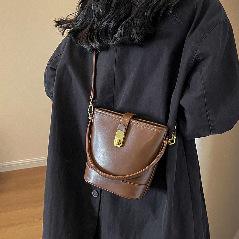 Korean version of retro handbag bag women's 2025 new autumn and winter simple versatile bucket bag niche messenger shoulder bag