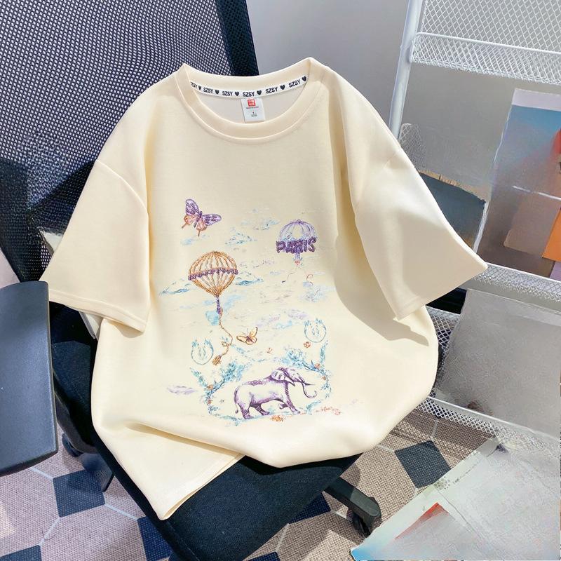 A Large-sized, Stylish Printed Short-sleeved T-shirt