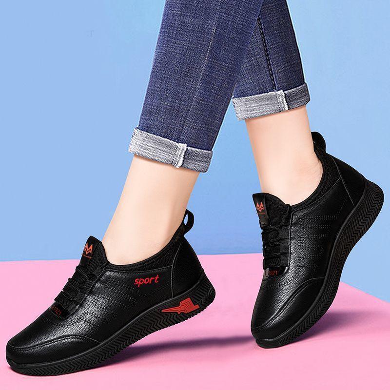 Autumn and winter new sports shoes women's velvet casual shoes non-slip and waterproof kitchen mother black women's cotton shoes leather surface