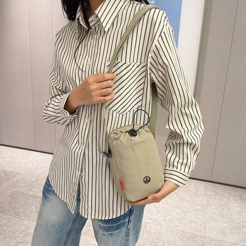 New multifunctional messenger bag, men's and women's mobile , waterproof and casual shoulder kettle bag, sports and fitness drawstring, water cup bag.