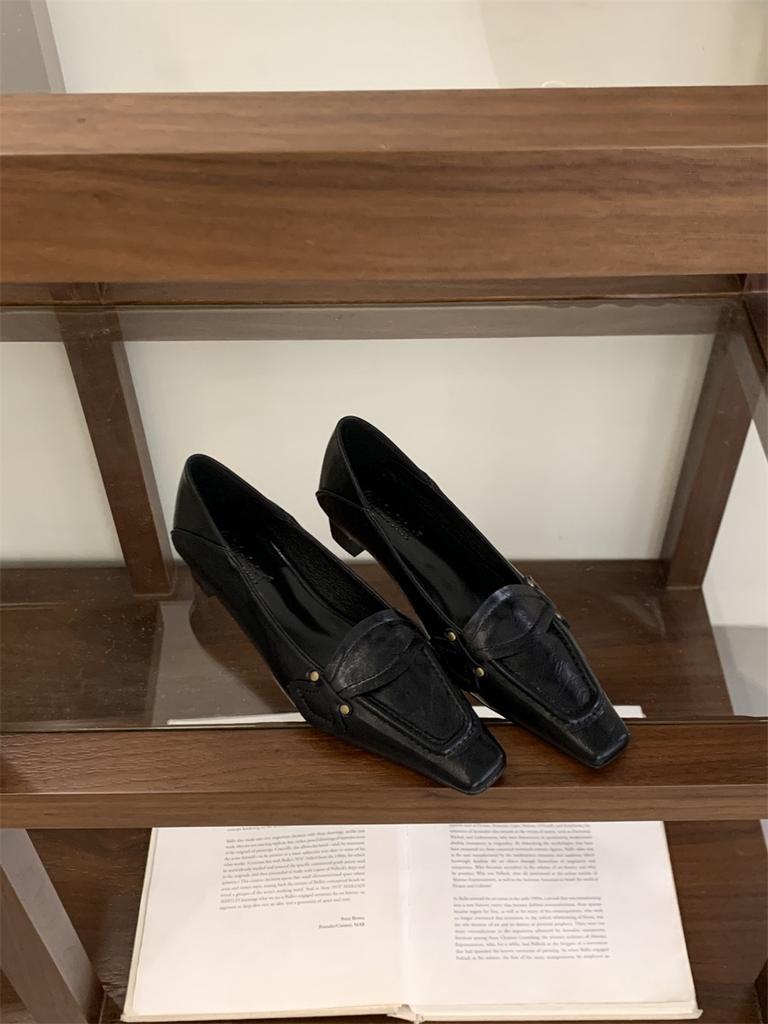 2025 autumn French commuter versatile small leather shoes women's square head thick heel shallow mouth high heel temperament one pedal loafers