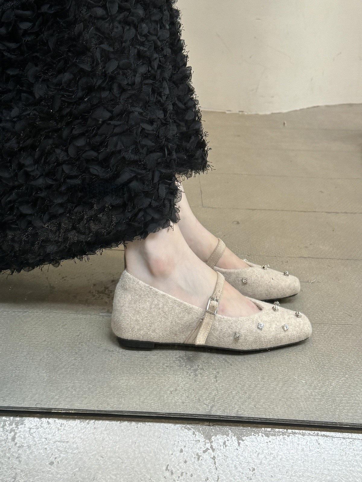 

Inner height increase square head flower rhinestone velvet woolen shoes women wear autumn and winter temperament Mary Jane single shoes 40 абрикосовий