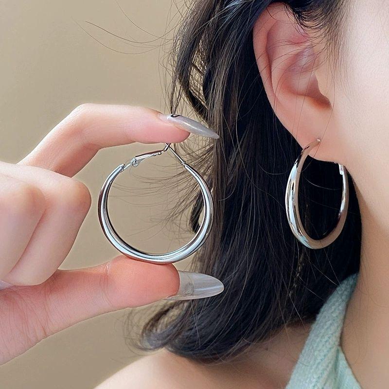 Women's Luxury Textured Metal Hoop Earrings - Versatile Niche Design