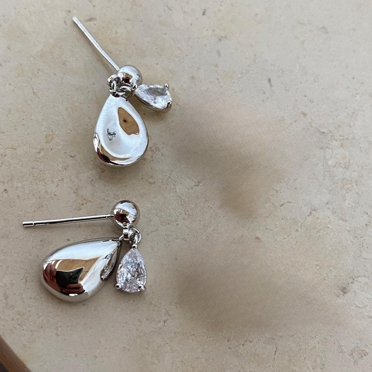 Female Fashion Light Luxury Versatile Niche Water Droplet Earrings 1 pair серебряный