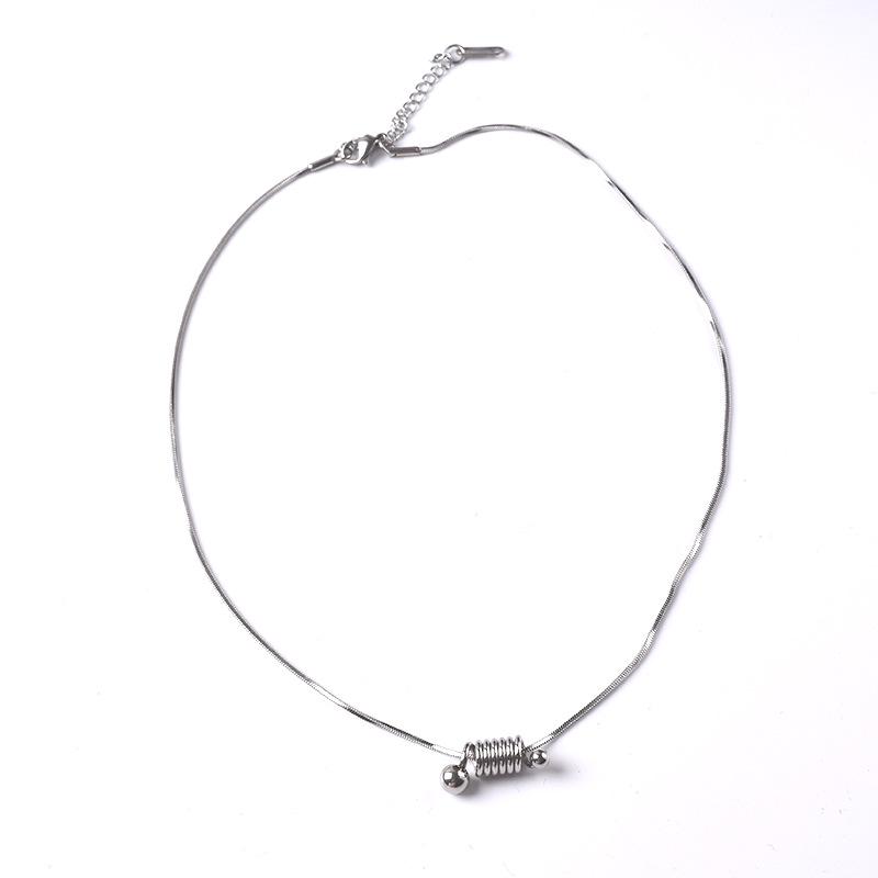 

Женское минималистичное ожерелье с подвеской-узлом из титановой стали