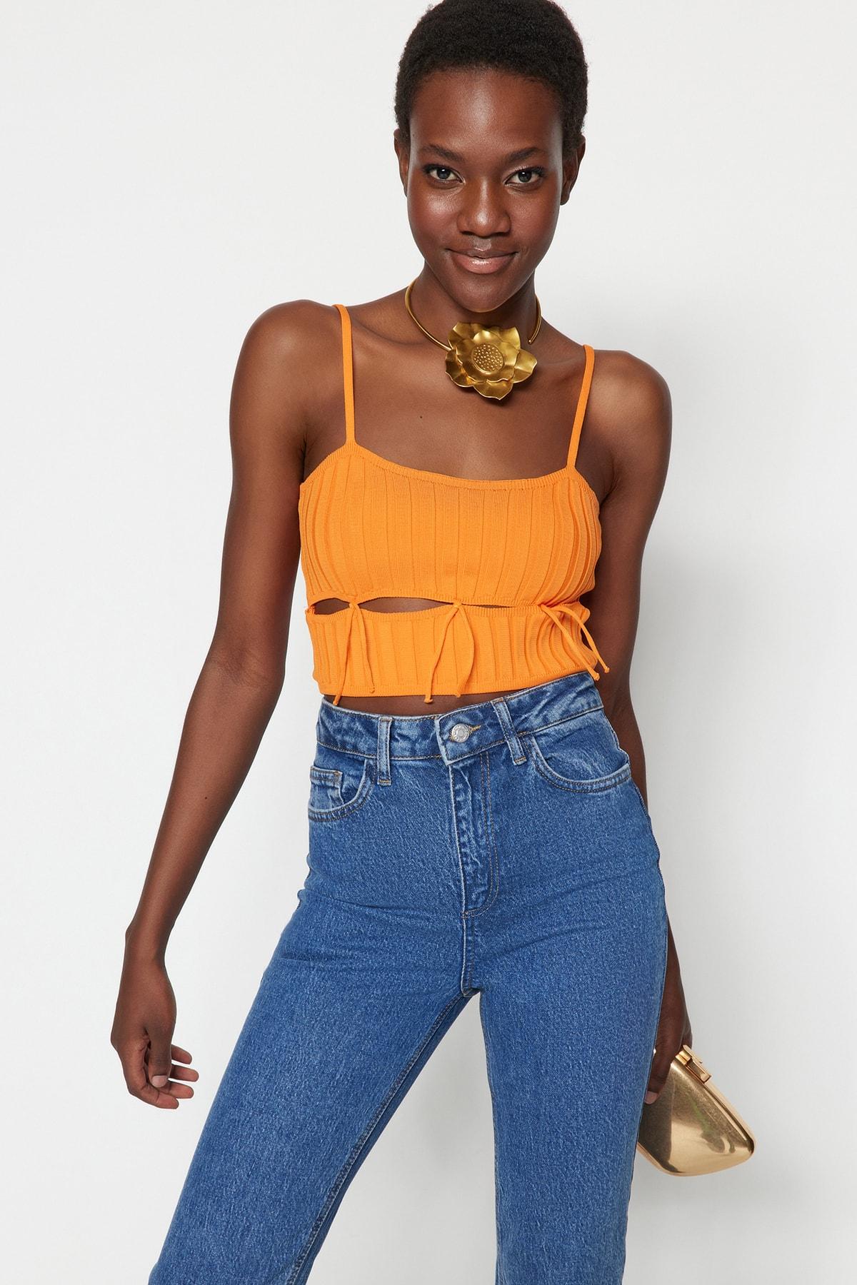 

Оранжевый укороченный трикотаж с окном/вырезом, блузка с вырезами TPRSS23BZ00022..