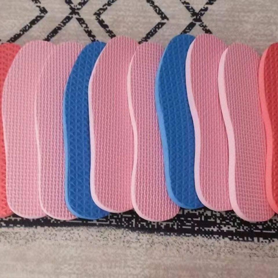 Moisture-Absorbing Self-Heating Rain and Snow Boots with Thick Insoles